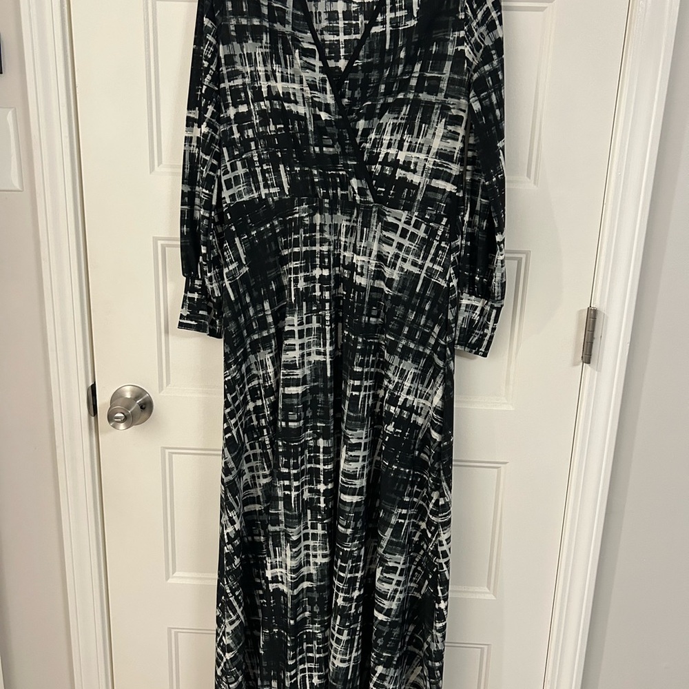 American Twist Black and White Long Sleeve Dress
